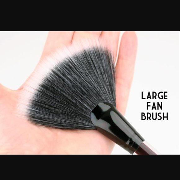 Kevyn Aucoin Beauty The Large Fan Brush - Picture 4 of 8